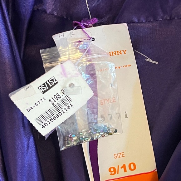 Brand new gown - Picture 5 of 5